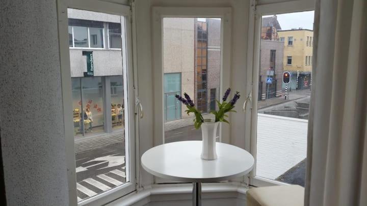 Spacious Tower Centre Apartment *